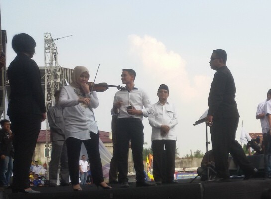 Sherin Tharia, istri Zumi Zola bermain biola mengiringi sang suami yang menyanyikan lagu Demi Waktu-nya Fasha Ungu